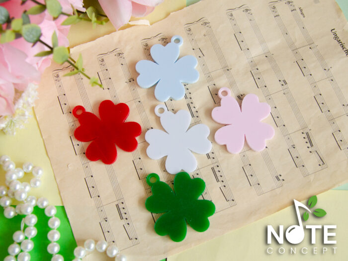 Martisor plexiglas color trifoi 1